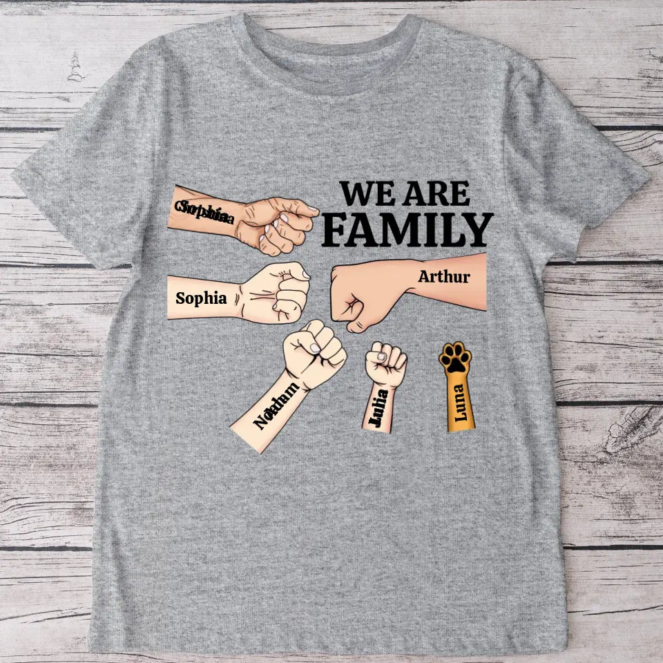 We are family - Personalisiertes T-Shirt