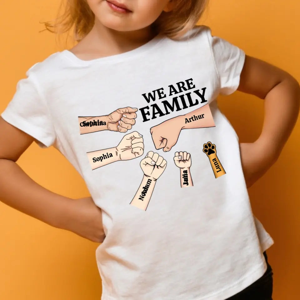 We are family - Personalisiertes Kinder T-Shirt